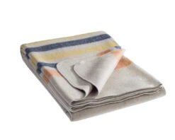 MountainHill Wolldecke Natur Mit Streifen 225x150cm -Outdoor Ausrüstungsgeschäft 061229 1 mountainhill wolldecke natur mit streifen 225 150cm